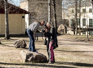 kolme naista mathildedalin ruukkialueella valokuvaus kurssilla