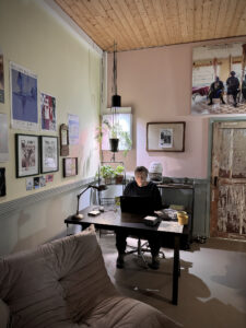 nainen työpöydän äärellä