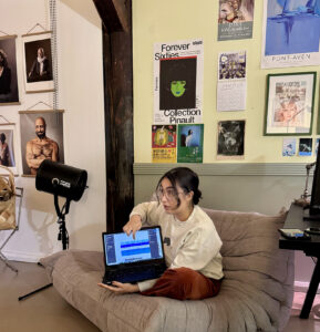 Iiris nayttää sohvalla tietokoneelta