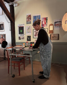 nainen tekee taidetta lasipöydällä