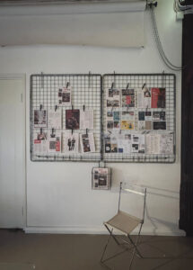 lehden taitto seinällä